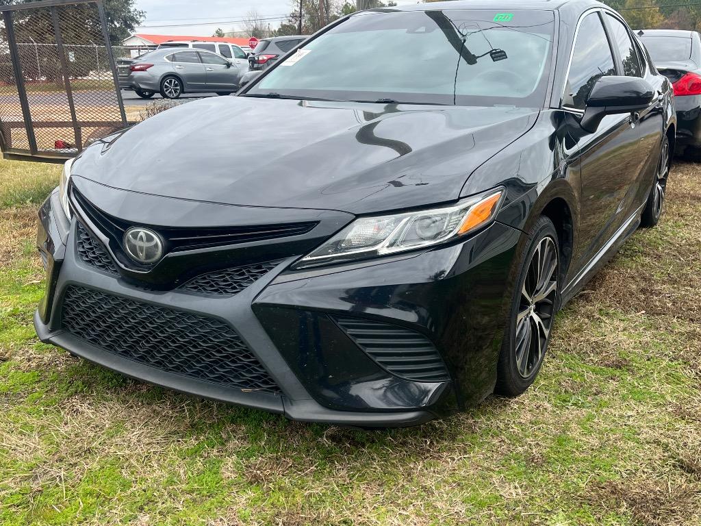 2018 Toyota Camry SE's photo