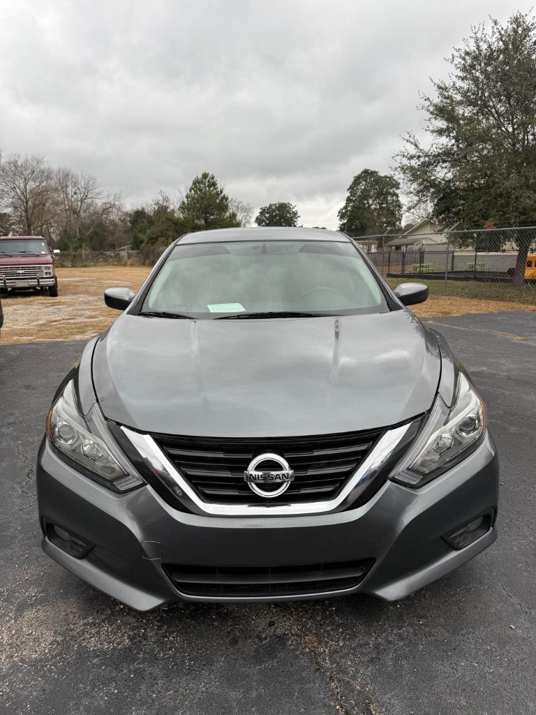 2017 Nissan Altima SR's photo